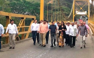 Autoridades del departamento y la directora nacional de Infraestructura, Olga Lucía Ramírez, verificaron el estado actual del puente. Cortesía