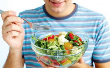 Cada año más de 600 millones de personas enferman y 420.000 mueren por comer alimentos contaminados con bacterias, virus, parásitos, toxinas y químicos. Colprensa