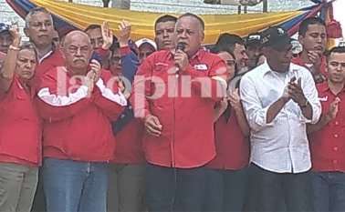 Junto con seguidores del oficialismo. Eily Cardozo / La Opinión