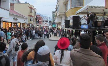 En la Calle Real de Pamplona se reunieron doce agrupaciones de música moderna y clásica para dar a conocer los avances académicos. Roberto Ospino