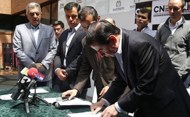 Ante la autoridad electoral del CNE. Colprensa