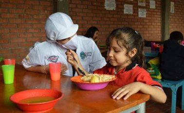 Son 116.000 alumnos en más de 1.800 sedes educativas de la región beneficiadas con una ración alimentaria: 71.000 reciben ración tipo almuerzo y 45.000 la ración tipo industrializada. Archivo