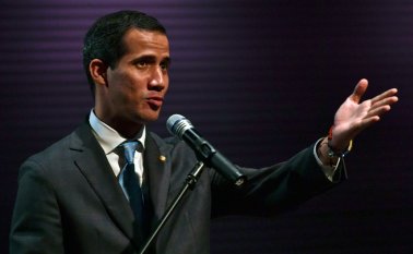 "Aquí una orden directa a la Fuerza Armada: permitan que ingrese la ayuda humanitaria de una vez por todas, que cese la represión", aseguró el opositor, de 35 años. AFP