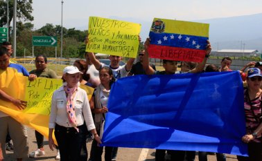 Un grupo de venezolanos se situó a la entrada del puente de Tienditas, en Cúcuta, para protestar contra el gobierno de su país. Mario Caicedo