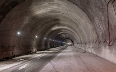 En ese sentido, la ONG explicó que para el caso del Túnel de la Línea esa condición de urgencia manifiesta no operaría ya que el proyecto no está prestando un servicio porque aún se sigue construyendo. Colprensa