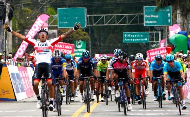 Juan Sebastián Molano (UAE) se impuso en el esprint fianal al francés Julian Alaphilippe. Colprensa