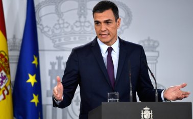 "Les anuncio que (...) he propuesto la disolución de las cámaras y la convocatoria de elecciones generales para el día 28 de abril", dijo en Madrid el mandatario, al frente del gobierno más minoritario en 40 años de democracia en España.
AFP