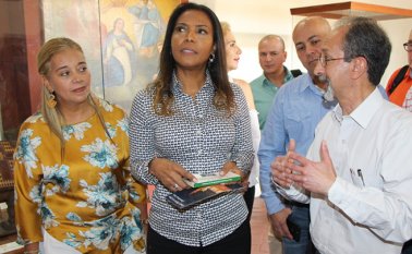 La ministra de Cultura, Carmen Vásquez, se le entregó un proyecto para la recuperación de la histórica edificación. En la imagen, junto con ella, la alcaldesa de Ocaña, Miriam Prada y el gestor, Luis Eduardo Páez. Cortesía