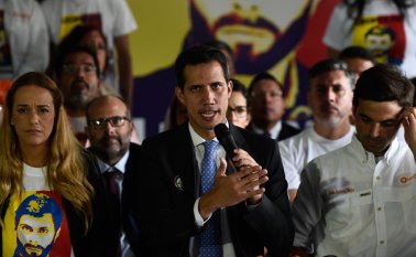 Juan Guaidó prepara movilizaciones en todo el país para acompañar a voluntarios que irán a la frontera en caravanas de autobuses en busca de toneladas de medicinas y alimentos acopiadas en Colombia, Brasil y Curazao. AFP