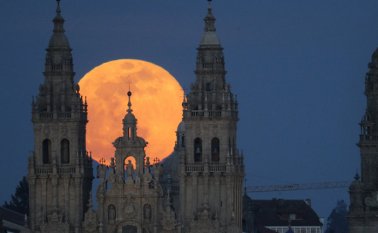La superluna sobre la catedral de Santiago este martes en la tarde. EFE