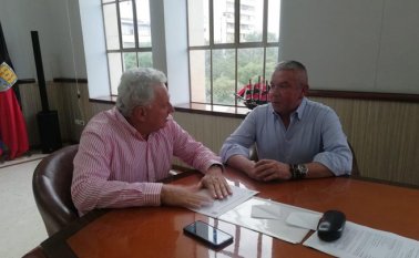 El alcalde César Rojas sostuvo una reunió con Pedro García, gerente regional de la empresa de aseo Veolia. Tomada de Facebook