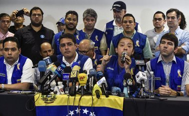 Diputados de la oposición entregaron detalles de cómo se hará el ingreso de los alimentos y las medicinas aportadas por distintos países y que se encuentran almacenadas en cinco bodegas en el puente Tienditas. AFP