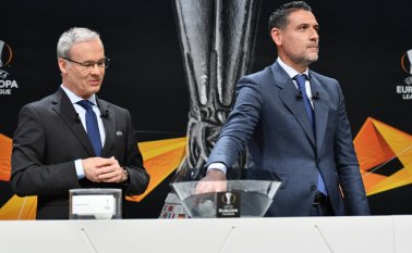 Fue el antiguo arquero internacional español Andrés Palop el encargado de extraer las bolas en el sorteo, dando buena suerte a sus antiguos equipos; el Valencia, con el que ganó la competición en 2004, y el Sevilla, con el que sumó otros dos trofeos en 2006 y 2007. AFP