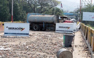 En este estado quedó el puente internacional Simón Bolívar, tras los enfrentamientos que se originaron el sábado en el intento de pasar las ayudas hacia Venezuela.
César Obando / La Opinión