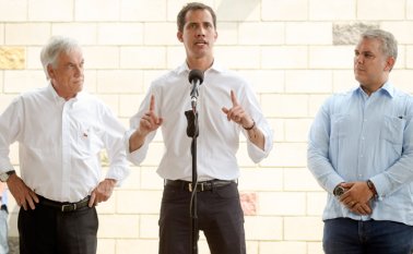 El autoproclamado presidente interino, que cuenta con el reconocimiento de medio centenar de gobiernos, participará en la reunión del Grupo de Lima el lunes en la capital colombiana con la presencia del vicepresidente de Estados Unidos, Mike Pence. AFP