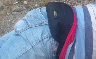 El cadáver de Julio Daniel Gómez Lozano quedó tendido en el piso tras ser atacado a balazos cuando iba caminando hacia el río, en la vereda Campo Yuca de Tibú. Con este homicidio se completan 16 crímenes en lo corrido de este año en esta zona de la región.
Cortesía