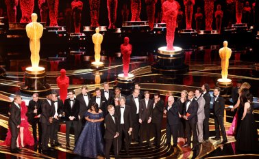 El equipo de "Green Book" recibe el premio.  AFP