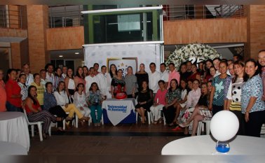 Fabián Quintero, Claudia Montejo, Margarita Quintero, la rectora de la UDES, Carmen Elisa Araque; Mónica Fuentes, Jhon Camilo Mendoza y Fabiola Quintero, aparecen acompañados de personal administrativo, directivo y docentes. Alfredo Estévez / La Opinión