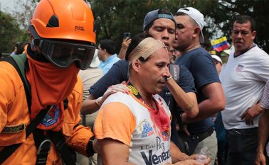 Los disturbios en Cúcuta por el frustrado paso de las ayudas humanitarias hacia Venezuela dejaron un saldo de al menos 285 personas heridas. César Obando