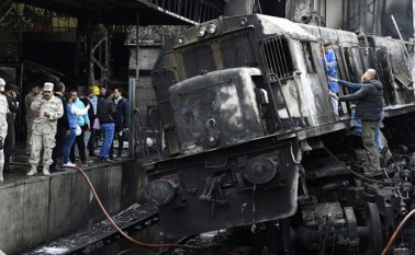 Miembros de las fuerzas de seguridad atienden la emergencia. AFP