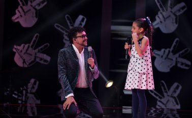 Andrés Cepeda se arrodilló en el diamante de La Voz Kids para cantar ‘Embrujo’ con la pequeña María Gabriela Luquez Pacheco después de convencer con su voz a los entrenadores en las audiciones a ciegas.
Cortesía Caracol