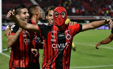 El lateral celebró poniéndose una máscara del popular 'Hombre Araña'. Cúcuta Deportivo