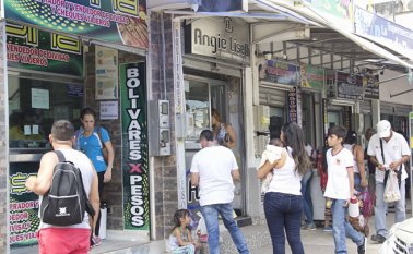 Los locales comerciales tienen los números rojos por las bajas ventas, que comienzan a menguar sus ingresos. Archivo