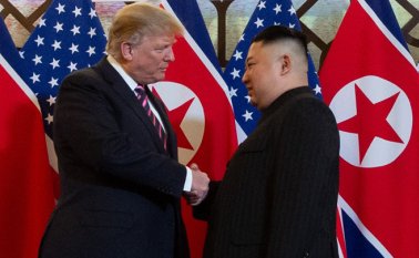 Trump y Kim, al iniciar su segundo encuentro en menos de un año, ayer en Hanói. AFP