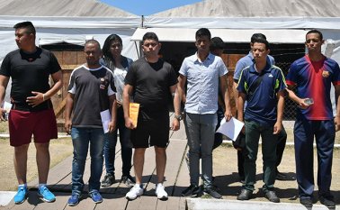 Algunos salen, incluso con familia, huyendo de la grave crisis económica que afecta a la población civil y también a la tropa. AFP