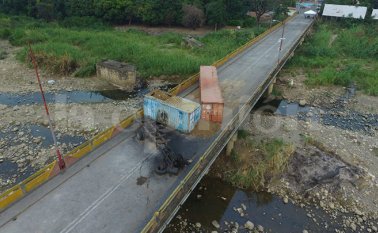 Así se ve el puente Simón Bolívar en donde en el lado venezolano se encuentran dos contenedores que fueron llenados con material de construcción para impedir ser movidos del lugar. Juan Pablo Cohen / La Opinión