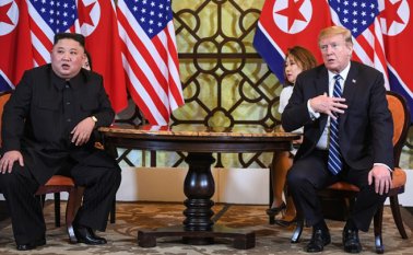 El líder norcoreano, Kim Jong Un y el presidente estadounidense, Donald Trump, al inicio de su segundo día de discusiones en su cumbre, en Hanói. AFP