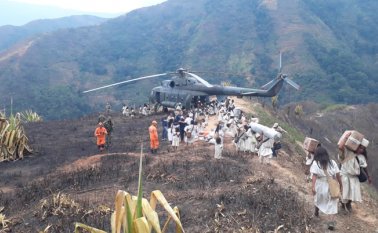 En la zona todavía permanecen 170 personas de los organismos de socorro atacando el incendio forestal y prestando la respuesta a la población indígena que sufrió afectación con atención de primeros auxilios. Colprensa