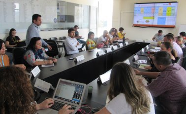 Se hizo una mesa de trabajo, en la que la representante de cobertura del Ministerio de Educación escuchó los planteamientos de las entidades involucradas en el tema educativo en la región.
La Opinión