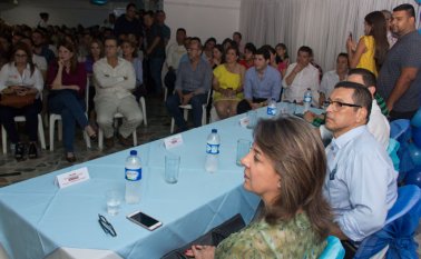 Acompañado por la exsenadora Milla Romero, el representante Juan Pablo Celis y el coordinador del Centro Democrático en Norte, Diego Villamizar, el empresario Iván Gelvez oficializó la inscripción de su precandidatura a la Alcaldía.
Alfredo Estévez / La Opinión