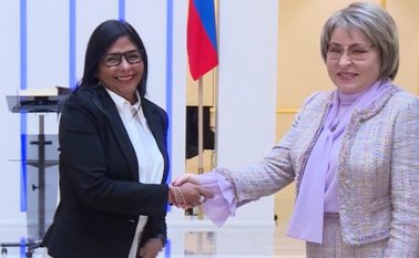 La vicepresidenta de Venezuela, Delcy Rodríguez, estrecha su mano con la presidenta del Senado ruso, Valentina Matviyenko. Twitter / Vicepresidencia de Venezuela