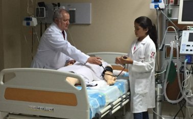 Maité Pazmiño, mientras realiza pruebas durante el preuniversitario de Medicina, en la Universidad Espíritu Santo de Guayaquil. EFE