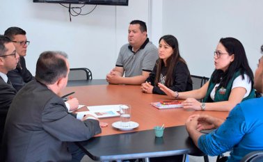 Los estudiantes del Iser Juan Benítez, María Acevedo, Alcidiades Claro y la profesora Yesenia Campo, explicaron el proyecto al rector, Mario Contreras (centro). Cortesía