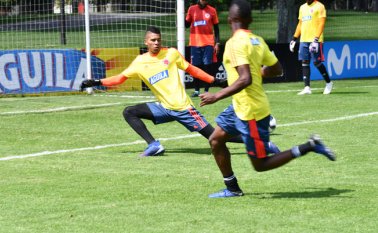 Los dirigidos por Arturo Reyes trabajan en la sede de la Federación Colombiana de Fútbol (FCF) en Bogotá con ejercicios para pulir los pases cortos, el control del balón y remates de primera intención. Cortesía FCF