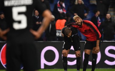 El delantero del Paris Saint-Germain Kylian Mbappe (centro) y su compañero de equipo Eric Choupo-Moting reaccionan ante la derrota.
 AFP