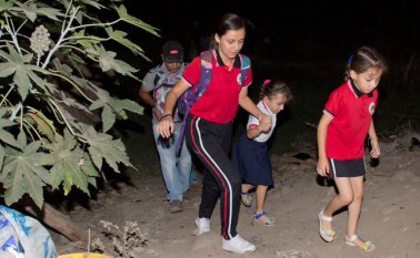 En la oscuridad, así deben desplazarse los niños venezolanos por las trochas para venir a la escuela en Villa del Rosario y Cúcuta. Alfredo Estévez