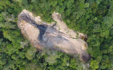 El contraste entre la zona protegida y la invasión minera es inocultable. Obando