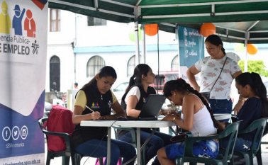 Las vacantes disponibles obedecen a perfiles tales como asesoras comerciales, vendedoras, auxiliares administrativas, operarias de producción, auxiliares de cafetería, mercaderistas, profesionales en el área de la salud, entre otros. Tomada de Twitter