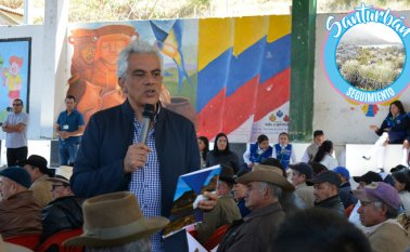 El Ministro de Ambiente, Ricardo Lozano, reunido con campesinos de Cácota. La Opinión