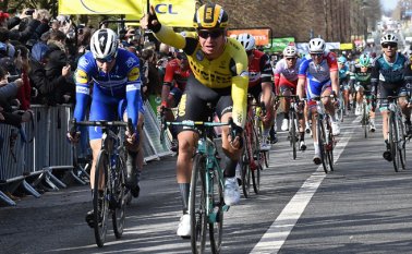 Dylan Groenewegen se impuso, por delante del australiano Caleb Ewan. AFP