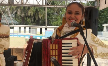 En la provincia de Ocaña, Diana Contreras es conocida como la mujer orquesta. Iinterpreta diferentes géneros y ejecuta diferentes instrumentos. Además, compone. Cortesía