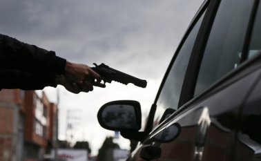 La joven que acompañaba a Mahecha sería hija suya, al parecer menor de edad, quien no ha sido identificada por las autoridades. Colprensa