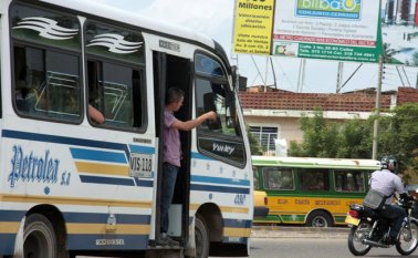 Por la zona donde abrió sus puertas el nuevo centro comercial Jardín Plaza, en el anillo vial, circulan ahora 11 nuevas rutas de bus urbano. Mario Caicedo