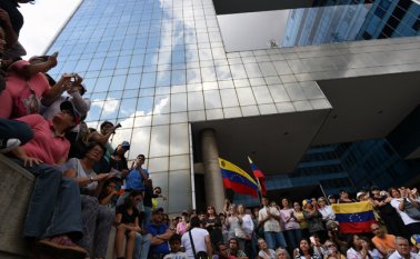 El gobierno extendió hasta este miércoles la suspensión de la jornada laboral y estudiantil. Muchos negocios y los bancos siguen cerrados y el transporte público, ya de por sí deficitario, es muy escaso. AFP