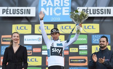 Egan Bernal además de ser segundo en la general, celebra su camiseta blanca de los mejores jóvenes en el podio y es el mejor colombiano de la carrera. AFP