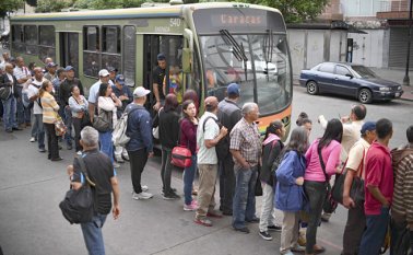 Largas filas siguieron haciendo ayer los venezolanos para tomar el servicio de transporte en Caracas. AFP